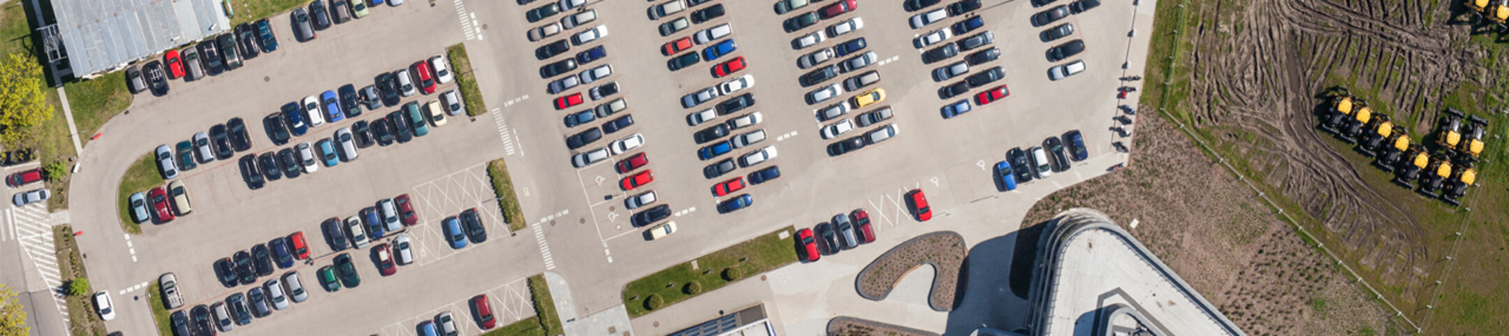 Drohnenaufnahme von einem gut besuchten Parkplatz