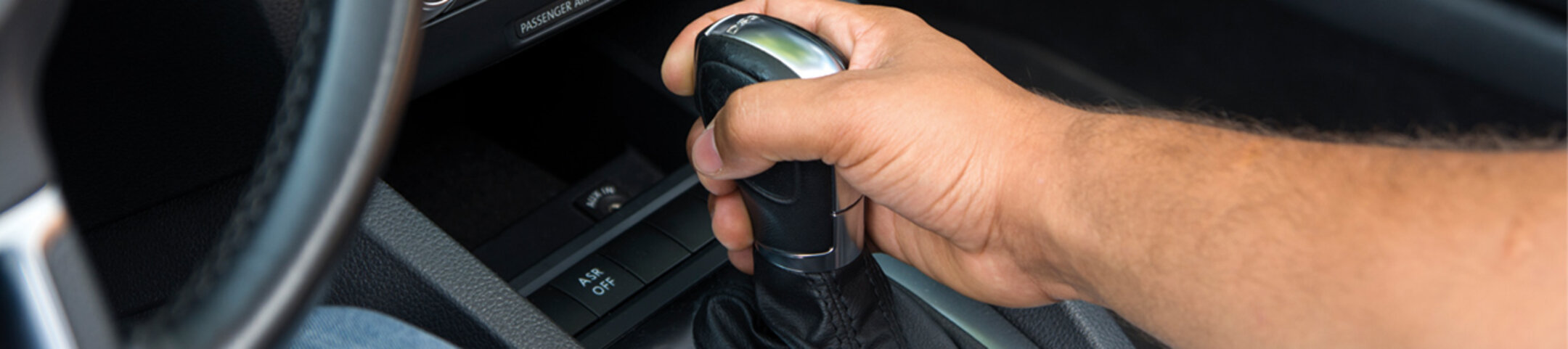 Eine Hand am Schaltknüppel eines Automatikwagens