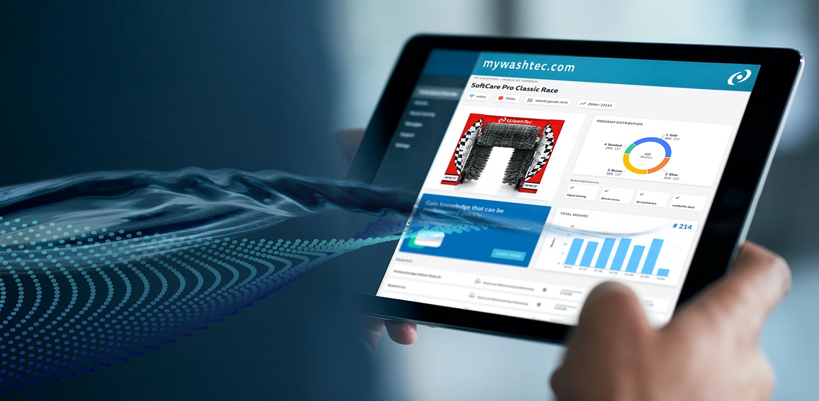 Eine Waschanlage von Washtec wird auf einem Tablet gesteuert.